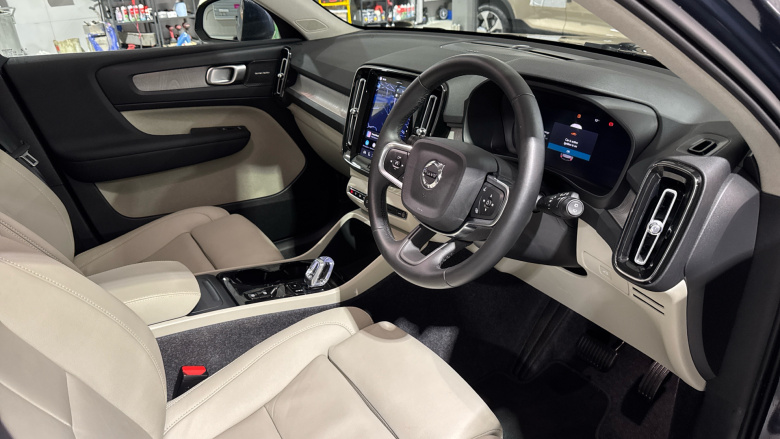 Volvo XC40 2.0 B4P Ultra Bright 5dr Auto Petrol Estate